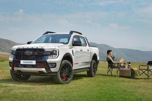 Tận thấy Ford Ranger Stormtrak 2025 bản 'uống xăng như ngửi'
