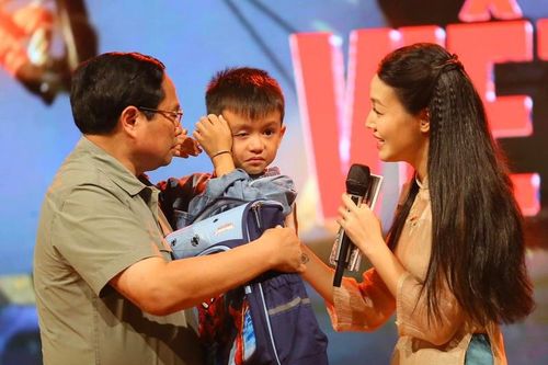 Nữ MC dẫn 'Điểm tựa Việt Nam' lấy triệu giọt nước mắt