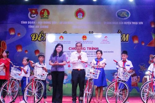 Sở Lao động – Thương binh và Xã hội An Giang trao xe đạp cho thiếu nhi Thoại Sơn