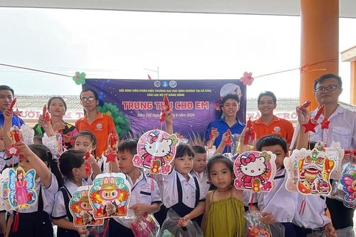 Sinh viên BDU tại Cà Mau trao 2.000 phần quà trung thu cho trẻ em nghèo