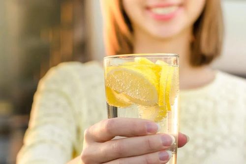 Phụ nữ chăm chỉ uống nước chanh sức khỏe và nhan sắc có thay đổi gì?