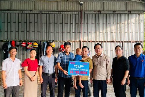 Trao hơn 33 triệu đồng từ bạn đọc Báo GD&TĐ đến với cặp song sinh bị ung thư