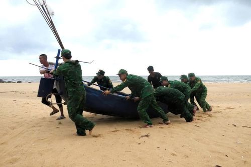 Quân dân tập trung ứng phó áp thấp nhiệt đới