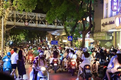 Nhiều tuyến phố Hà Nội 'chật kín' người đi chơi Trung thu