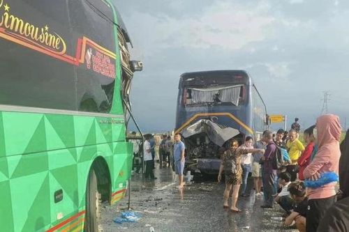 Tai nạn liên hoàn trên cao tốc Diễn Châu - Bãi Vọt khiến xe 3 ô tô hư hỏng nặng