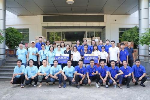 Thêm nhiều túi thuốc, máy phát điện về với đồng bào vùng lũ