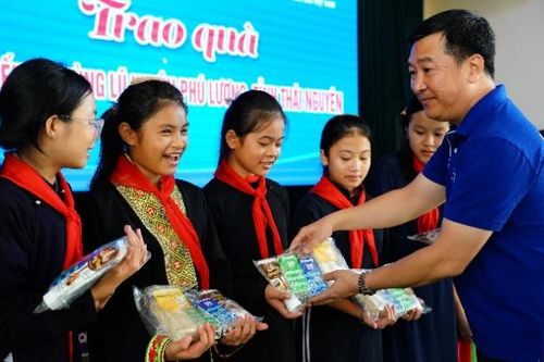 Vinamilk cùng trẻ em vùng khó khăn, sau bão lũ vui đón trung thu