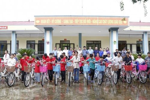 Báo Giáo dục và Thời đại kết nối trao 60 chiếc xe đạp tới học sinh vượt khó ở Thanh Hóa