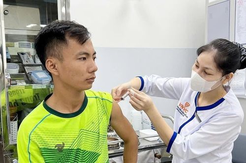 VNVC tiêm hàng nghìn liều vắc xin uốn ván miễn phí cho người dân và chiến sĩ vùng lũ
