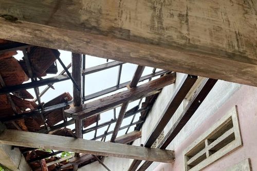 Lốc xoáy trong đêm làm tốc mái 3 nhà dân ở Quảng Ngãi