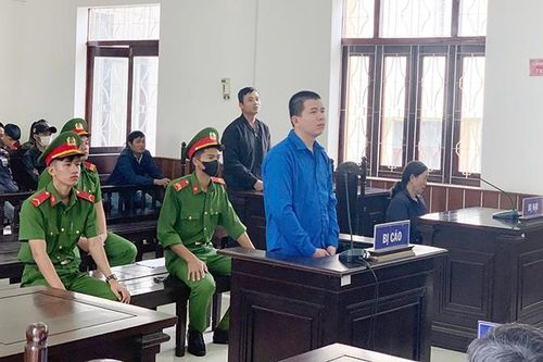 Mâu thuẫn gia đình, em trai dùng rìu ném chết anh ruột