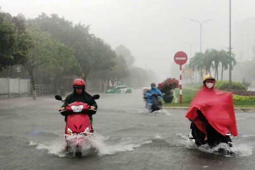 Mưa trắng trời, đường phố Tam Kỳ chìm trong 'biển nước'
