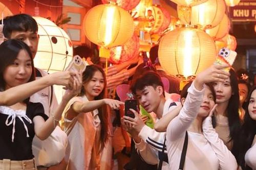 Giới trẻ chen chân 'trẩy hội' đêm Trung thu ở phố lồng đèn lớn nhất TPHCM