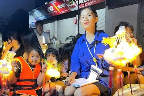 Trẻ em Hà Nội rước đèn đón Trung thu trên thuyền ở vùng 'rốn lũ'