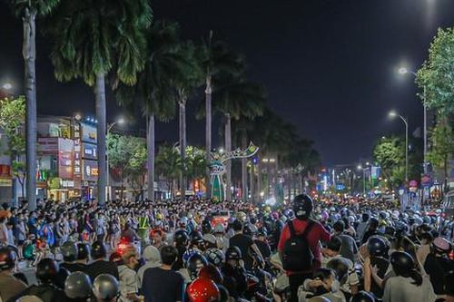 Đường phố Đà Nẵng kẹt cứng trong đêm Trung thu