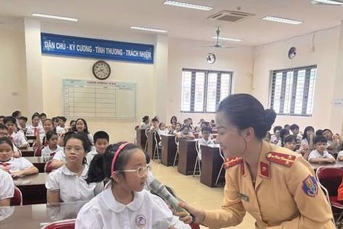Tuyên truyền an toàn giao thông cho hơn 1 vạn học sinh ở Hà Nội