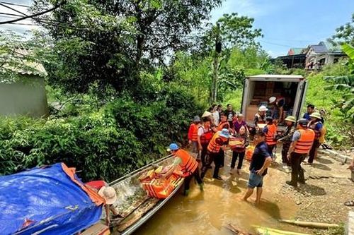 Người dân vùng lũ lụt đang cần nhất những hàng hóa, vật dụng gì?
