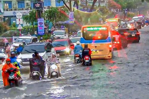 Nhiều tuyến phố Đà Nẵng ngập sâu tới nửa bánh xe