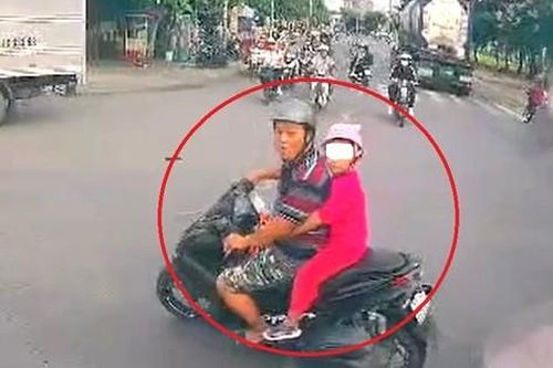 Người đàn ông đi xe máy chở con nhỏ 'đánh võng' và chặn đầu xe tải