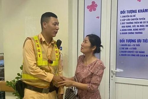 CSGT Hà Nội dùng xe chuyên dụng 'mở đường' cho xe chở sản phụ đến bệnh viện