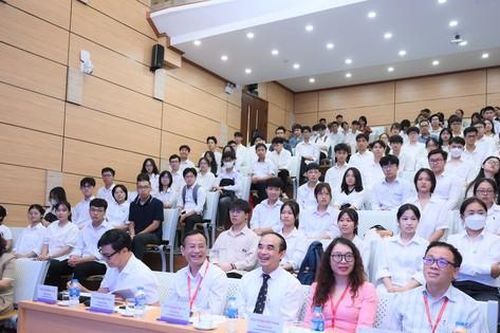 Hiệu trưởng Trường ĐH Y Hà Nội nhắn nhủ thủ khoa, sinh viên xuất sắc
