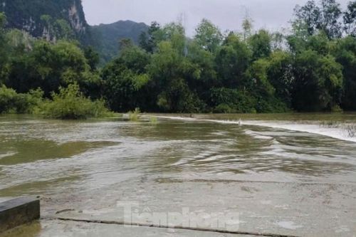 Nước lũ cuốn phăng người đàn ông đi mô tô