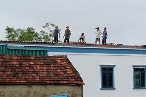 Lốc xoáy cuốn tốc nhiều mái nhà, hàng trăm cây xanh gãy đổ