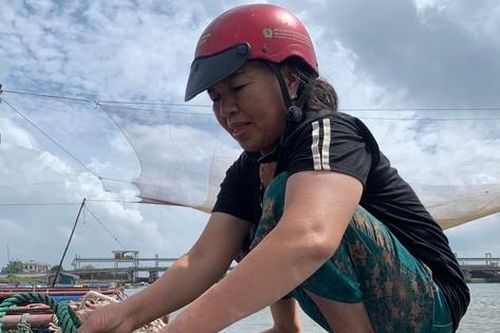 Người nuôi cá ở Hà Tĩnh hối hả gia cố lồng bè phòng chống mưa bão