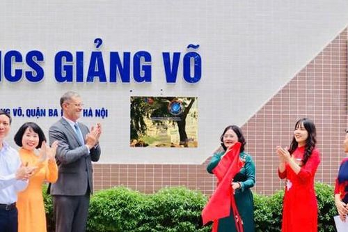 Trường THCS Giảng Võ gắn biển trường có chương trình dạy tiếng Pháp đạt chuẩn quốc tế