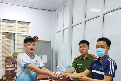 Nhặt được túi đựng món tiền lớn, nam thanh niên ở Quảng Trị trả lại người đánh rơi