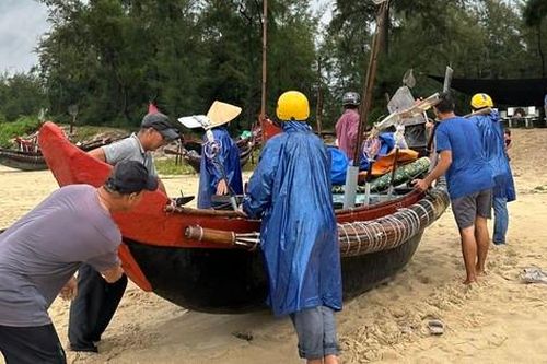 Ngư dân Huế hối hả đưa hàng nghìn ghe, thuyền vào nơi tránh bão