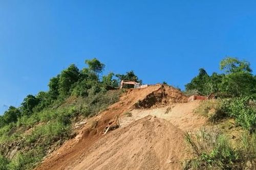 Hạ độ cao quả đồi bị nứt ven quốc lộ 15 qua Thanh Hóa