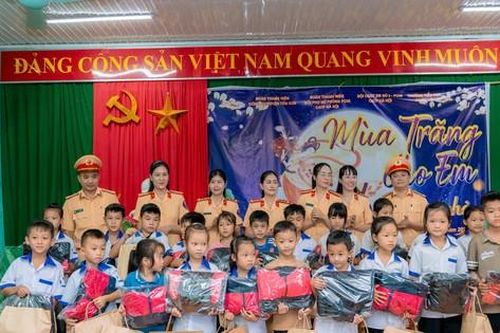 CSGT Hà Nội tặng hàng trăm phần quà cho học sinh vùng cao bị cô lập sau bão lũ