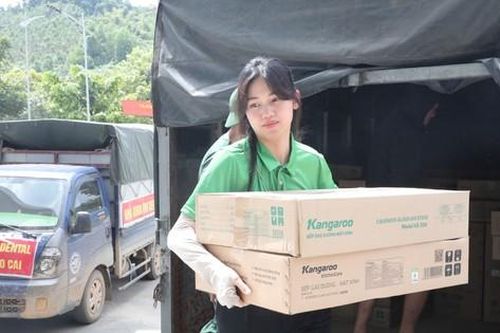 Tập đoàn Kangaroo kết hợp với báo Tiền Phong trao bếp gas, nồi cơm điện, quạt tích điện đến đồng bào Lào Cai
