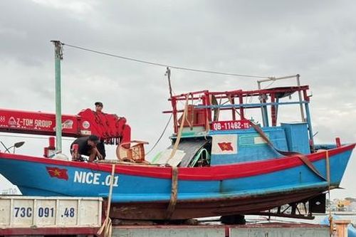 Ứng phó bão số 4: Ngư dân Quảng Bình cẩu tàu lên bờ - 'cách tránh bão tuyệt đối an toàn'