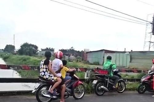 Bé trai 10 tuổi bị nước suối cuốn trôi trên đường đi học về
