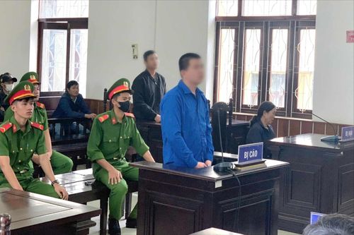 Dùng rìu ném vào mặt khiến anh ruột tử vong