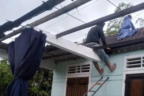Mưa lớn kèm gió lốc làm tốc mái nhiều nhà dân ở Huế
