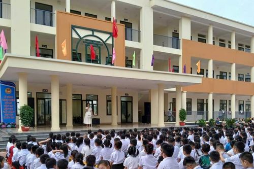 Sức khỏe của nam sinh Hà Nội ngã từ tầng 2 xuống sân trường hiện ra sao?