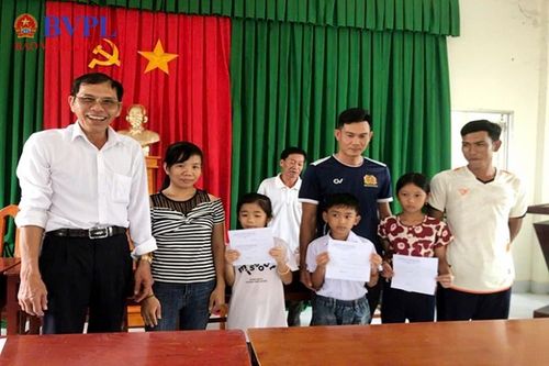 VKSND huyện Duyên Hải chung tay cùng học sinh có hoàn cảnh khó khăn