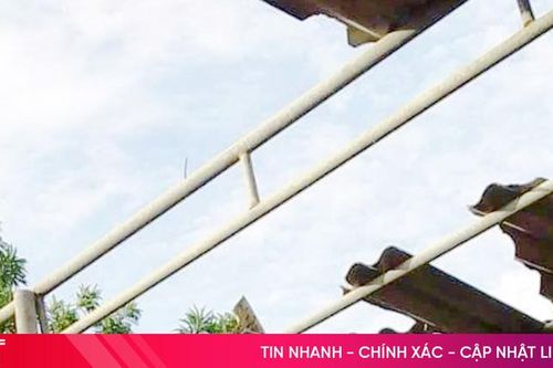 Lốc xoáy làm hư hỏng một số mái nhà ở Lộc Hà