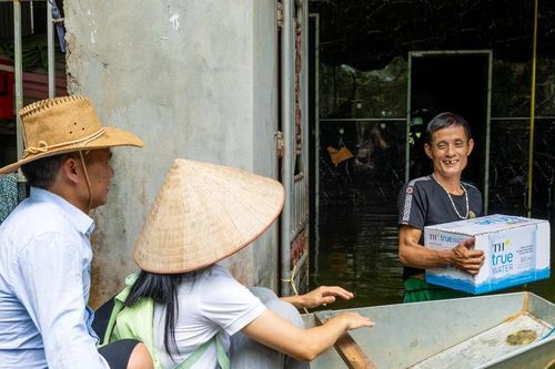 Cận cảnh vùng 'rốn lũ' Hà Nội: Đi thuyền đến từng nhà dân để cung cấp nước sạch