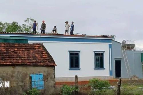 Hà Tĩnh: Lốc xoáy làm tốc mái nhiều ngôi nhà, 200 cây ven biển gãy đổ