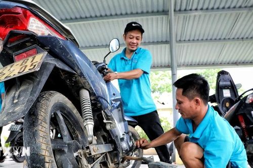 Hơn 100 thợ sửa xe máy miễn phí cho người dân vùng lũ Yên Bái