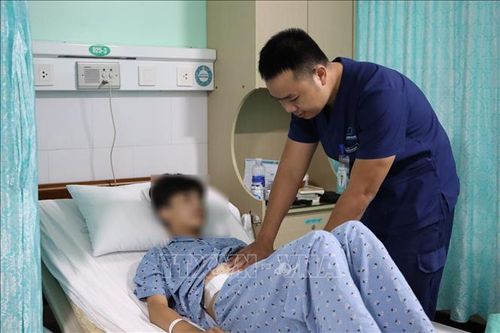 Bệnh nhi 13 tuổi bị thủng dạ dày do ăn uống, sinh hoạt thiếu khoa học