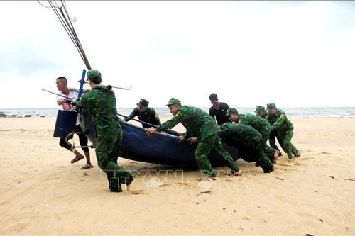 Bộ đội Biên phòng Quảng Bình hỗ trợ nhân dân ứng phó áp thấp nhiệt đới