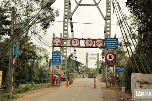 Cầu treo 'rệu rã', người dân bất an khi lưu thông qua sông
