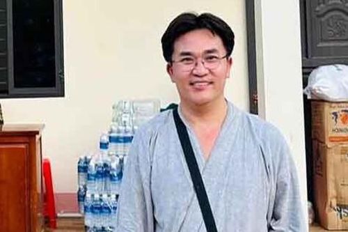 MC Đại Nghĩa đã có mặt tại Làng Nủ để chia sẻ khó khăn với người dân sau bão lũ