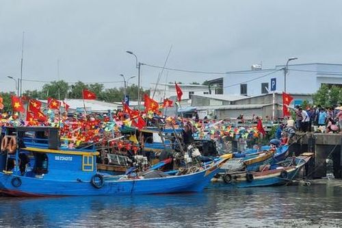 Cận cảnh Lễ rước Nghinh Ông trên biển Cần Giờ