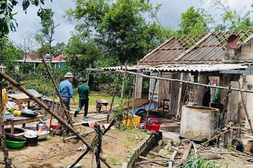 Hà Tĩnh: Giông lốc trong mưa thổi bay nhiều mái nhà
